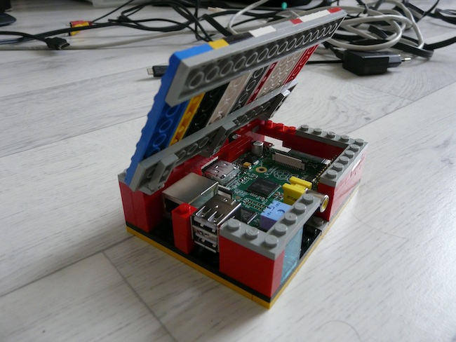 Construisez votre boîtier pour le Raspberry Pi en LEGO - Vue finale du boîtier LEGO du Raspberry Pi