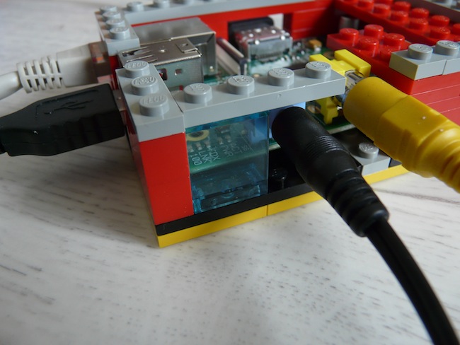 Construisez votre boîtier pour le Raspberry Pi en LEGO - Fenêtre accueillant les LED