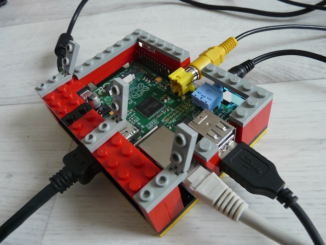 Construisez votre boîtier pour le Raspberry Pi en LEGO - Mise en place des leviers pour le capot ouvrant