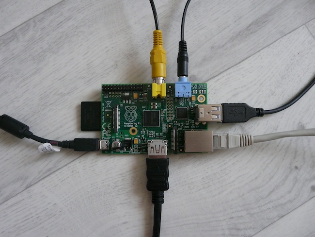 Construisez votre boîtier pour le Raspberry Pi en LEGO - Branchement des câbles sur le Raspberry Pi