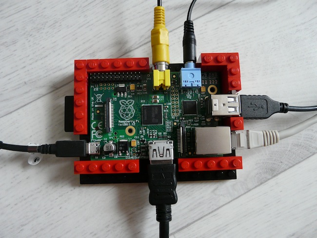 Construisez votre boîtier pour le Raspberry Pi en LEGO - Première étape du montage des murs