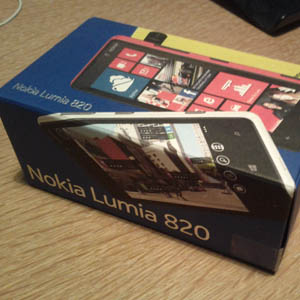 Déballage du Nokia Lumia 820, en photos seulement