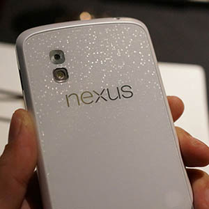 Un Nexus 4 blanc repéré à la Google I/O, des rumeurs pour un lancement le 10 juin avec Android 4.3