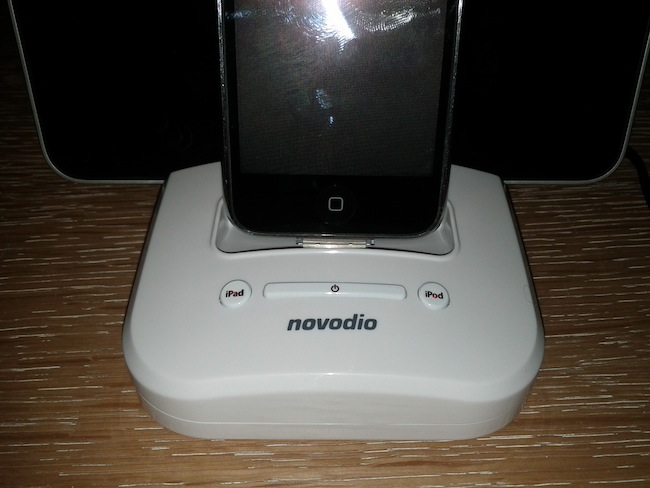 Concours : Novodio Twindock, pour charger iPhone et iPad en même temps - Bouton marche/arrêt