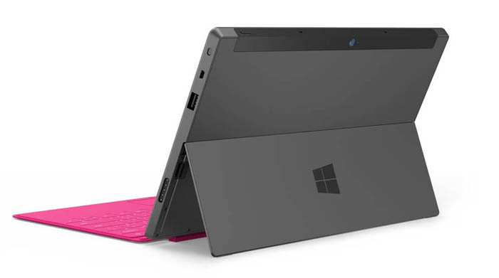Microsoft Surface, une tablette avec une béquille et de multiples couleurs de clavier - Vue de la béquille pour la Surface lui permettant de faire office de PC