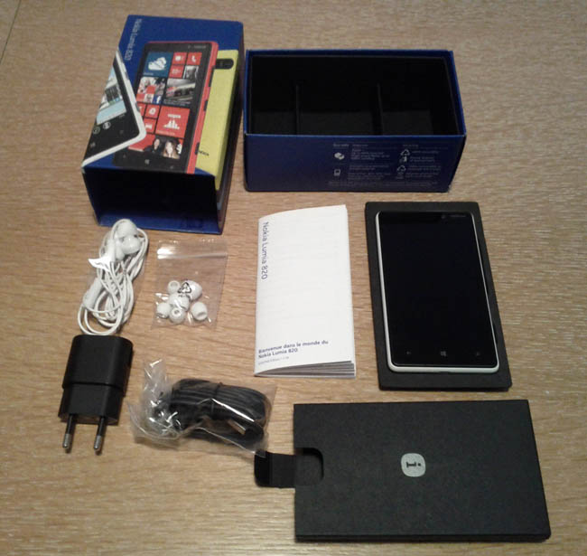 Déballage du Nokia Lumia 820, en photos seulement - Vue du contenu de la boîte du Nokia Lumia 820