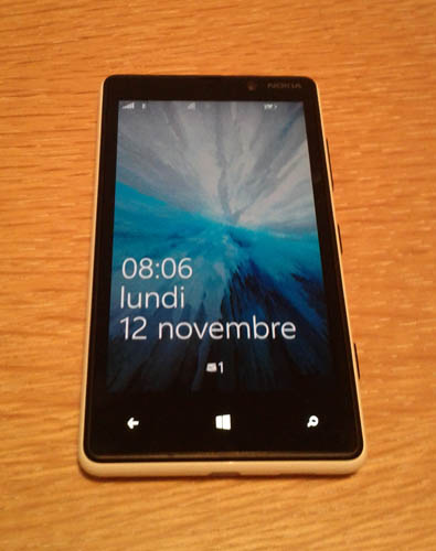 Déballage du Nokia Lumia 820, en photos seulement - Écran de verrouillage de Windows Phone 8