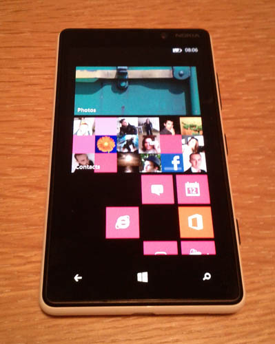 Déballage du Nokia Lumia 820, en photos seulement - Écran d'accueil de Windows Phone 8