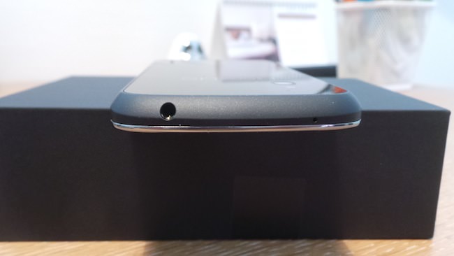 Test du Nexus 4 : un excellent appareil s'il n'était pas en rupture - Vue du dessus