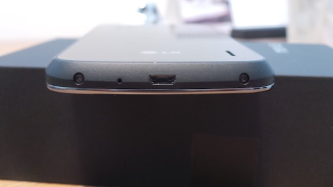 Test du Nexus 4 : un excellent appareil s'il n'était pas en rupture - Vue du dessous