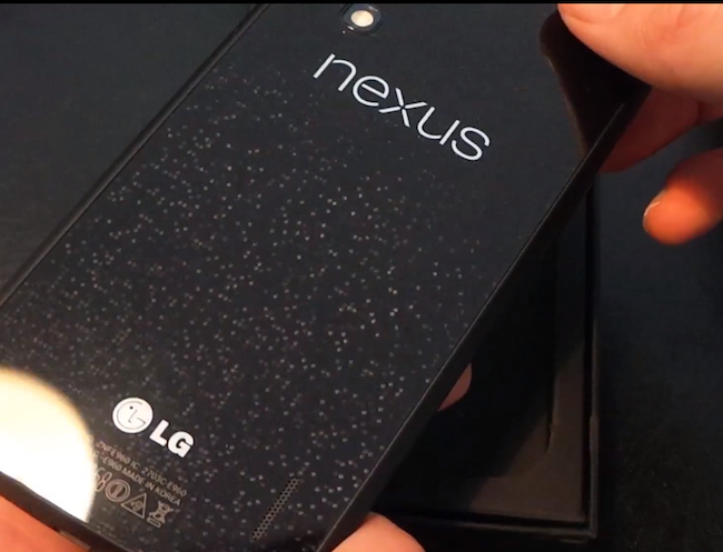 Test du Nexus 4 : un excellent appareil s'il n'était pas en rupture - Dos en verre pailleté