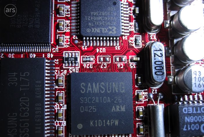 Le premier prototype de l'iPhone a été révélé, et il était énorme - Ce prototype a une puce ARM qui semble être une variante du Samsung S3C2410