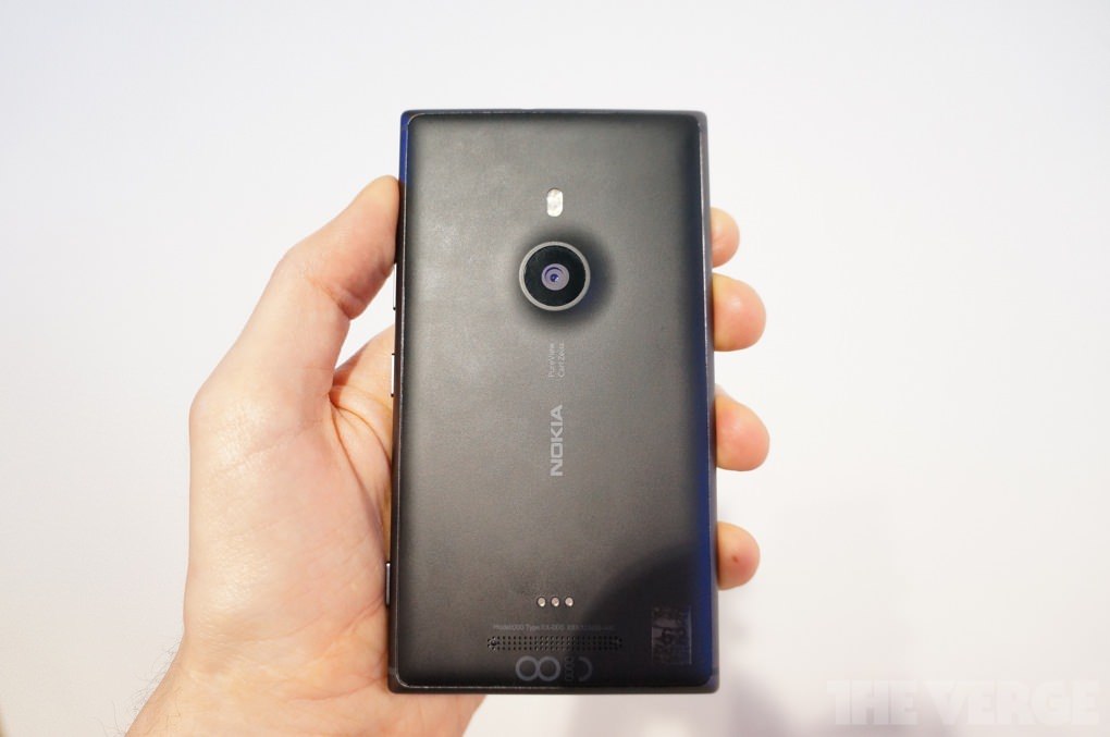 Quelques clichés du Nokia Lumia 925, le meilleur Windows Phone actuellement sur le marché
