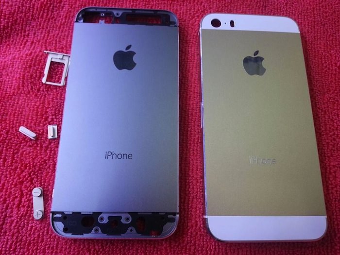 L'iPhone 5S pose avec l'iPhone 5C en couleur 'champagne'