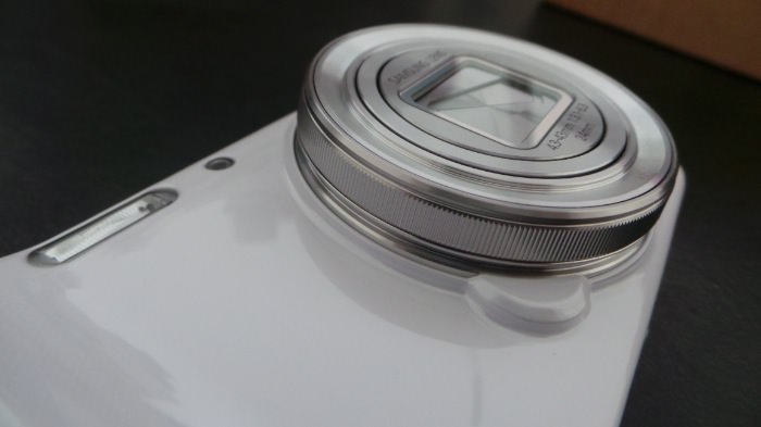 Unboxing et prise en main du Samsung Galaxy S4 Zoom, le smartphone avec un zoom optique 10x 22 281