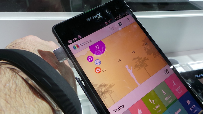 MWC'14 : prise en main du Sony SmartBand et de l'application Lifelog 20 20140224 142518