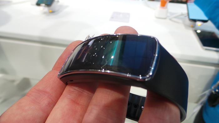 MWC'14 : prise en main du bracelet Gear Fit de Samsung 24 20140225 093704