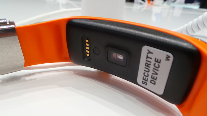 MWC'14 : prise en main du bracelet Gear Fit de Samsung 21 20140225 093846