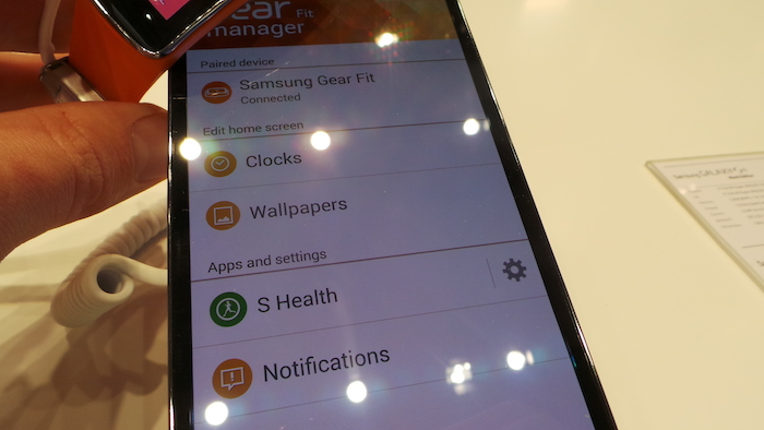 MWC'14 : prise en main du bracelet Gear Fit de Samsung 15 20140225 093940