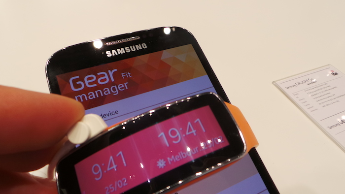 MWC'14 : prise en main du bracelet Gear Fit de Samsung 14 20140225 094144
