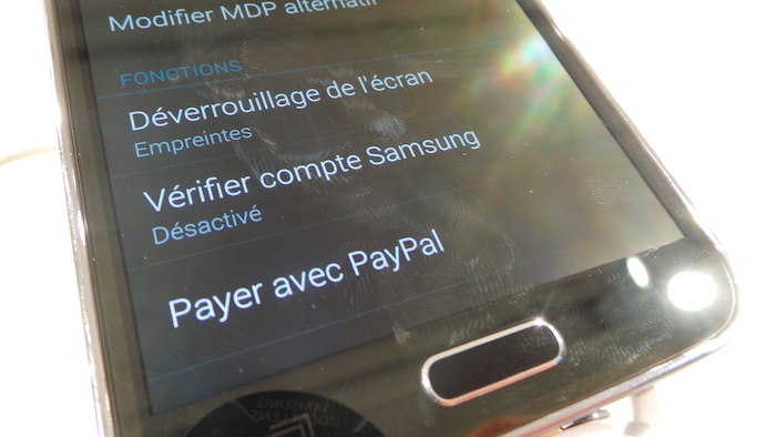 Le capteur d'empreintes digitales permet de déverrouiller ou encore faire des achats sur PayPal