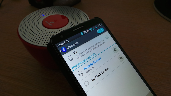 Enceinte Novodio Shower Bluetooth Speaker couplée au LG G2