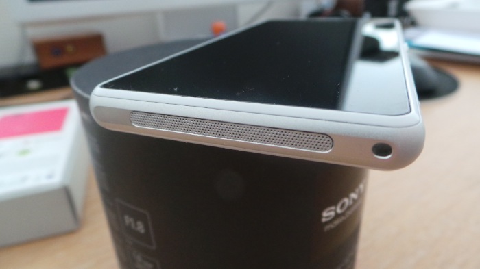 Vue de dessous du Sony Xperia Z1 Compact