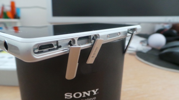 Vue du côté gauche du Sony Xperia Z1 Compact