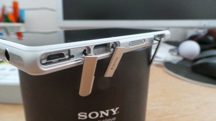 Sony Xperia Z1 Compact : vue du côté gauche