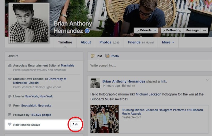 Un bouton permet de demander le statut de la relation d'un de vos amis Facebook