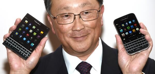 BlackBerry Passport dans les mains du PDG John Chen
