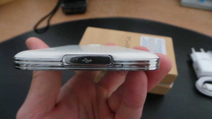 Galaxy S5 : rabat de la prise micro-USB