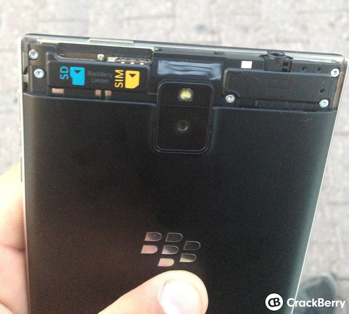 BlackBerry Passport : cache micro-SD et micro-SIM