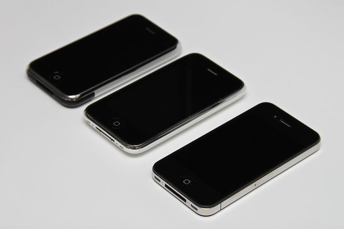 Faces avant d’un iPhone de première génération, d’un iPhone 3GS et d’un iPhone 4