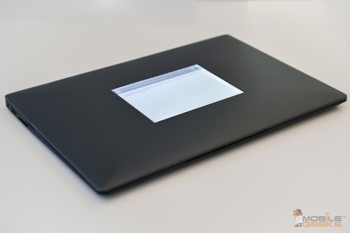 Intel montre un ordinateur portable avec un second écran E Ink sur le capot