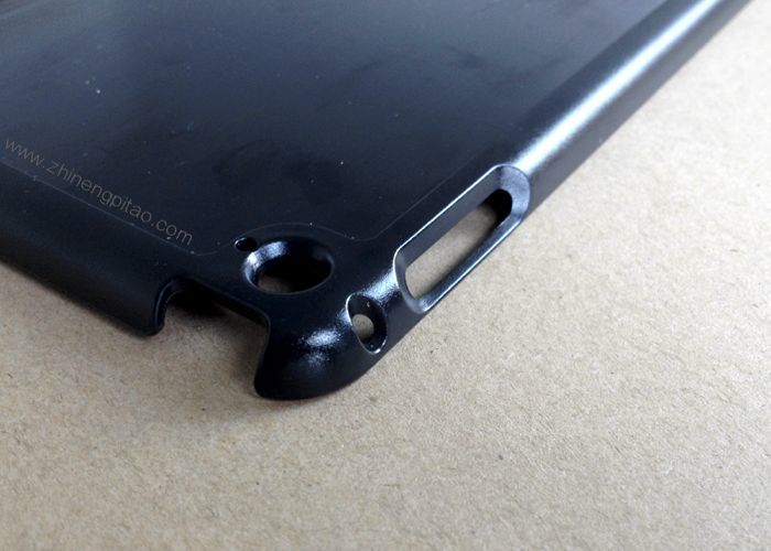 iPad Air 2, la coque de protection et le trou à côté du capteur