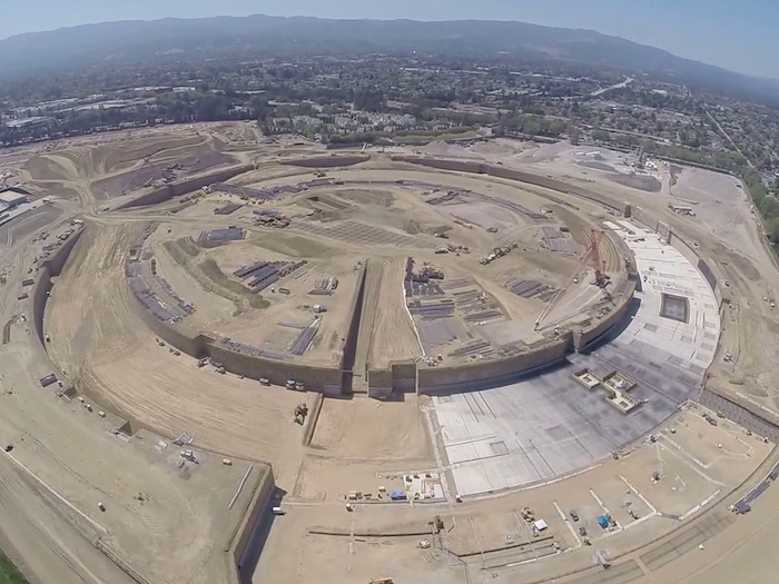 Le futur vaste campus d'Apple survolé par un drone