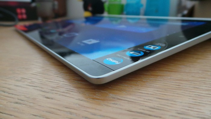 Lenovo Yoga Tablet 2 : la tablette est plutôt petite