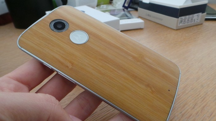 Moto X (2014) : vue de derrière en bambou