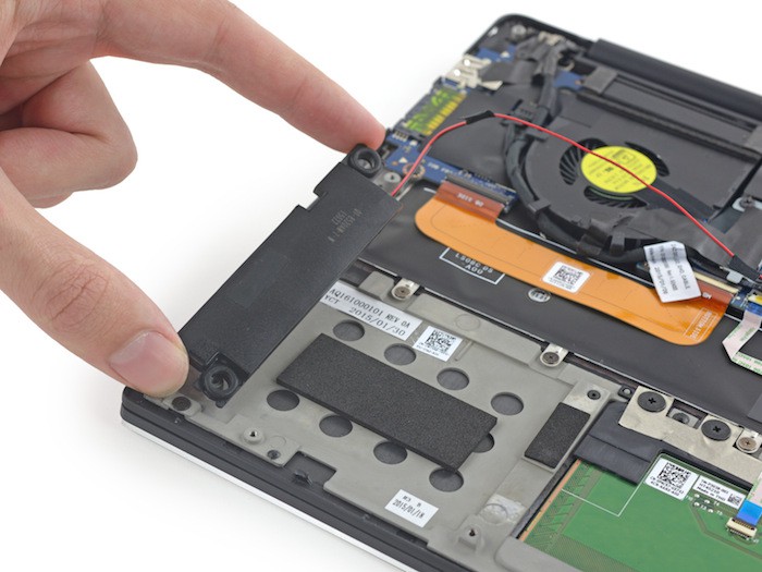 Dell XPS 13 : l'adhésif n'aide pas au démontage