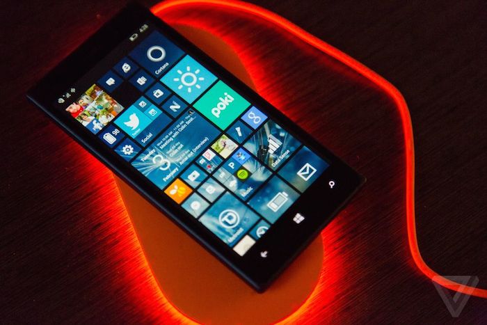 Le nouveau chargeur sans fil de Microsoft fera briller votre smartphone
