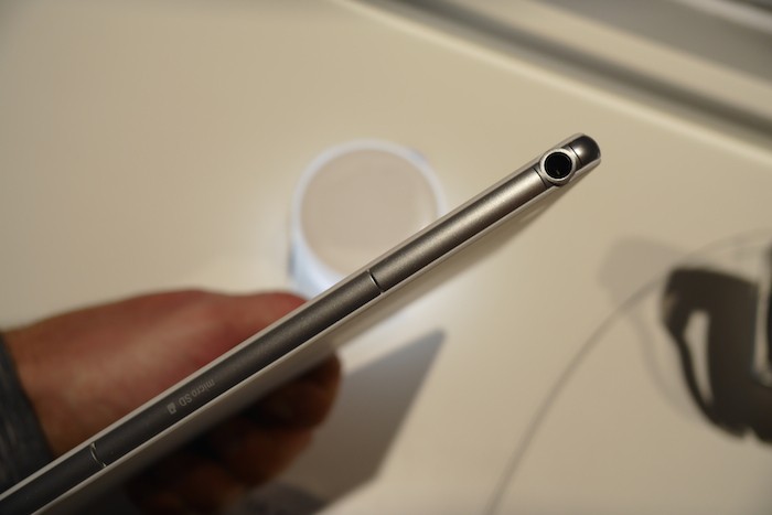 Sony Xperia Z4 Tablet : épaisseur