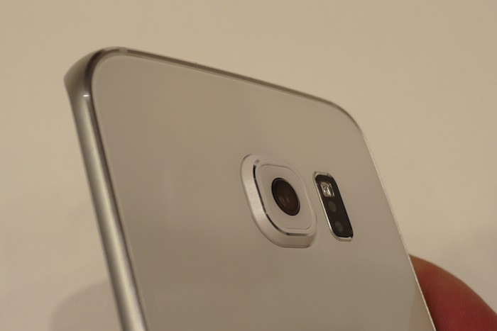 Galaxy S6 Edge : la caméra dépasse légèrement de la coque arrière