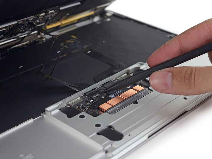MacBook 2015 : iFixit enlève le capot