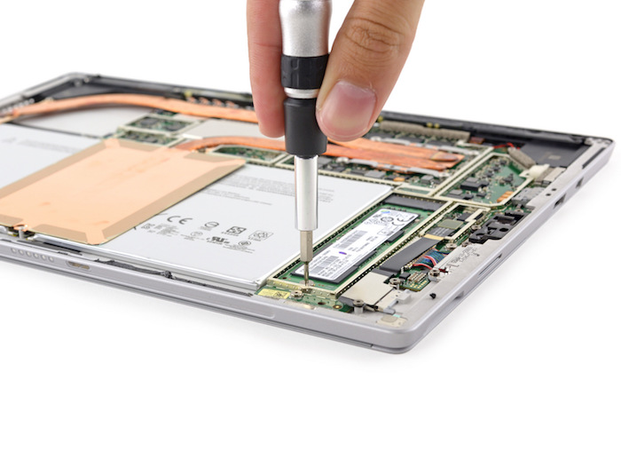 Surface Pro 4 démonté par iFixit : des vis sont accessibles après que l'écran ait été démonté