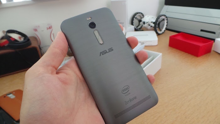 Test ASUS ZenFone 2 : vue de dos