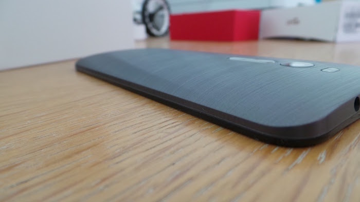 Test ASUS ZenFone 2 : vue de gauche