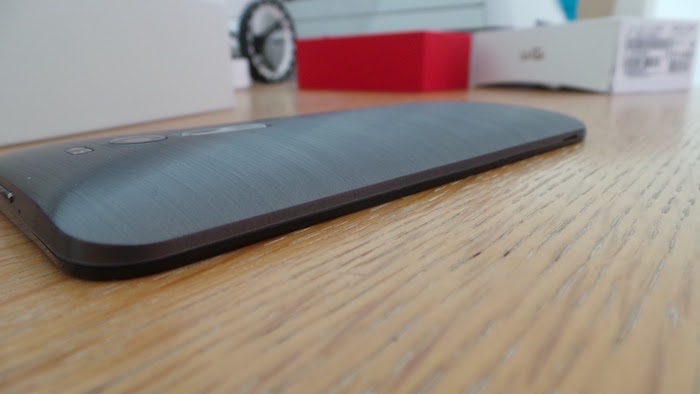 Test ASUS ZenFone 2 : vue de droite