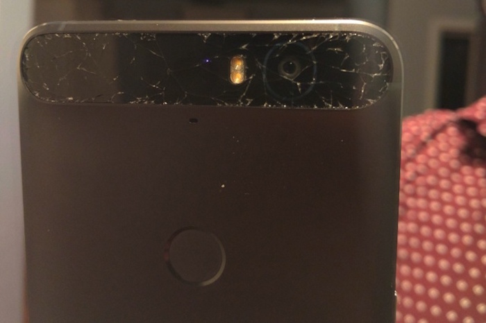 Nexus 6P : vitre arrière brisée - 1
