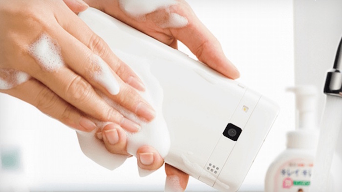 Vous pouvez laver nouveau smartphone de Kyocera avec de l'eau et le savon